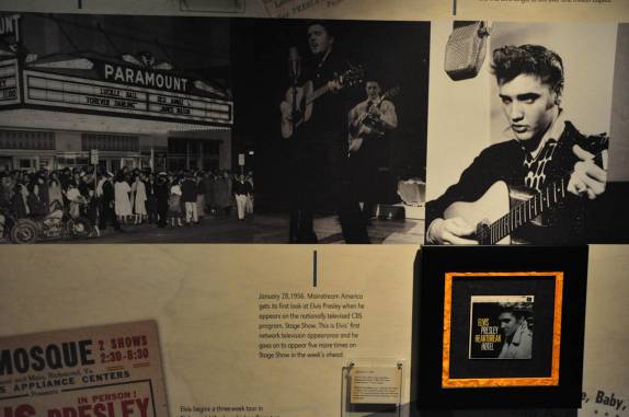 Painéis informativos vão contando a história do cantor em Graceland, em Memphis, no Tennessee - EUA